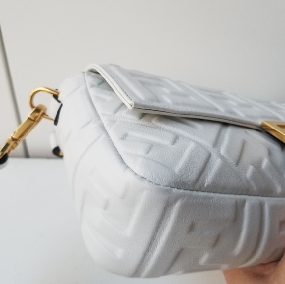 Authentic Fendi Baguette white off white with 2 detachable straps and dust bag - Picture 3 of 16